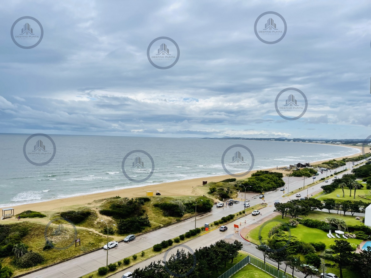 Apartamento ID.1122 - Venta y Alquiler Anual Moderno Apartamento de 2 Dormitorios en Torre Venetian sobre Playa Mansa