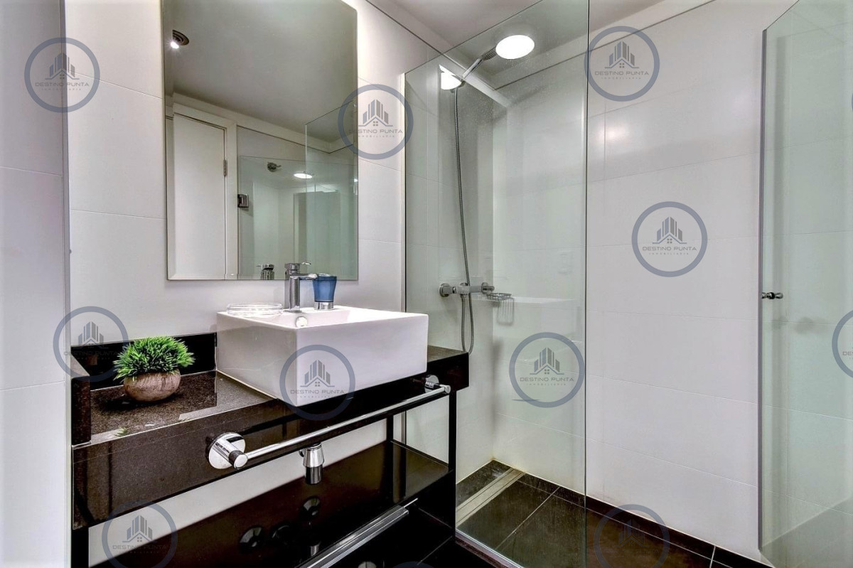 Apartamento ID.1626 - Alquiler temporario de apartamento de dos dormitorios con dos baños a pasos de la Playa y centro comercial, Punta del Este