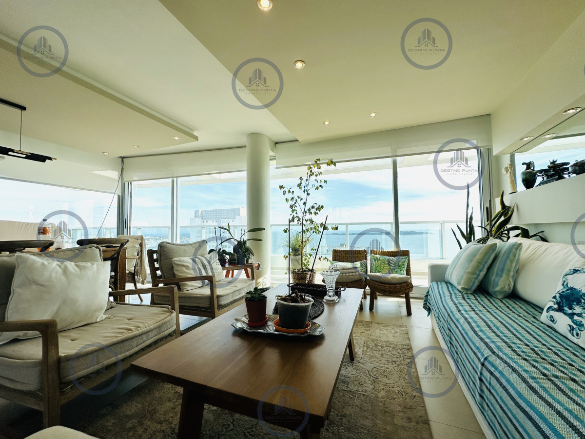 Apartamento ID.1226 - Venta de Excelente Penthouse de 2 Dormitorios y Parrillero con vistas a Playa Mansa, Punta del Este
