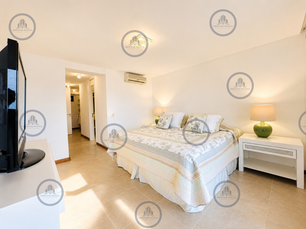 Apartamento ID.2462 - Excelente y amplio departamento duplex en venta de 3 dormitorios mas dependencia con parrillero, Punta Ballena