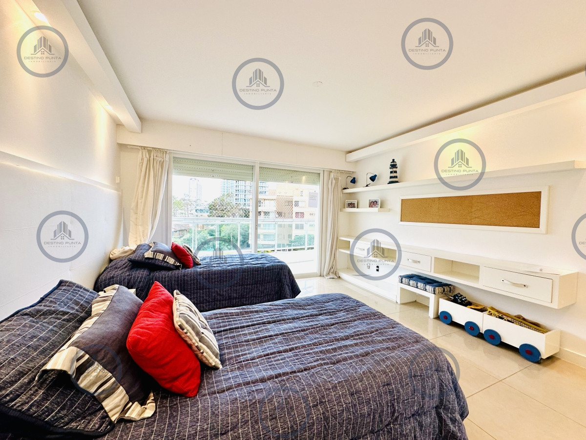 Apartamento ID.1708 - Alquiler temporario de gran apartamento de 4 dormitorios más dependencia en Playa Mansa