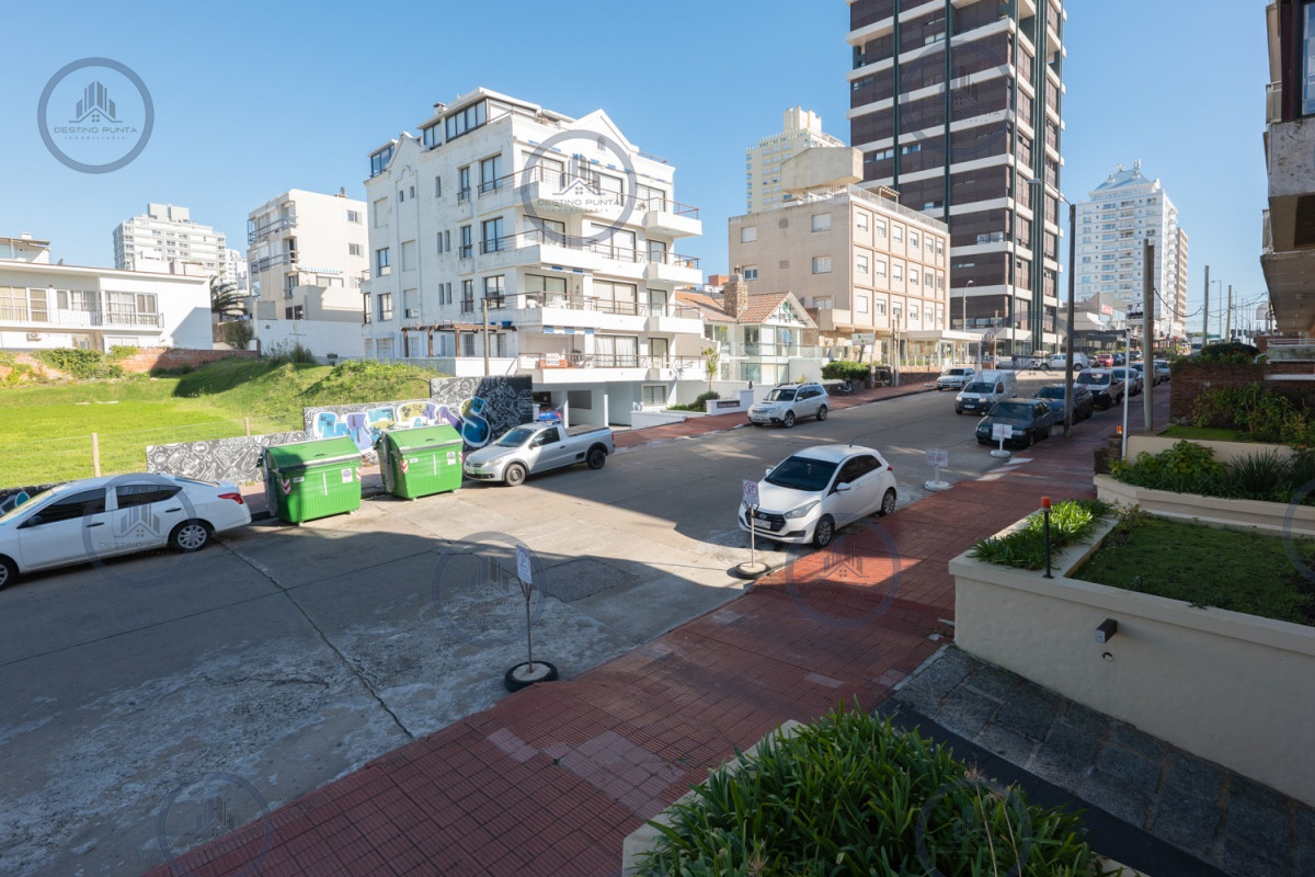 Apartamento ID.2593 - Apartamento de 2 Dormitorios frente al Mar, en Venta, Península de Punta del Este