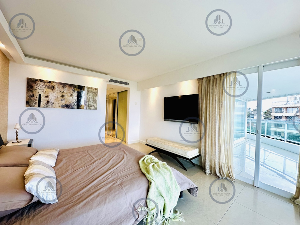 Apartamento ID.1708 - Alquiler temporario de gran apartamento de 4 dormitorios más dependencia en Playa Mansa