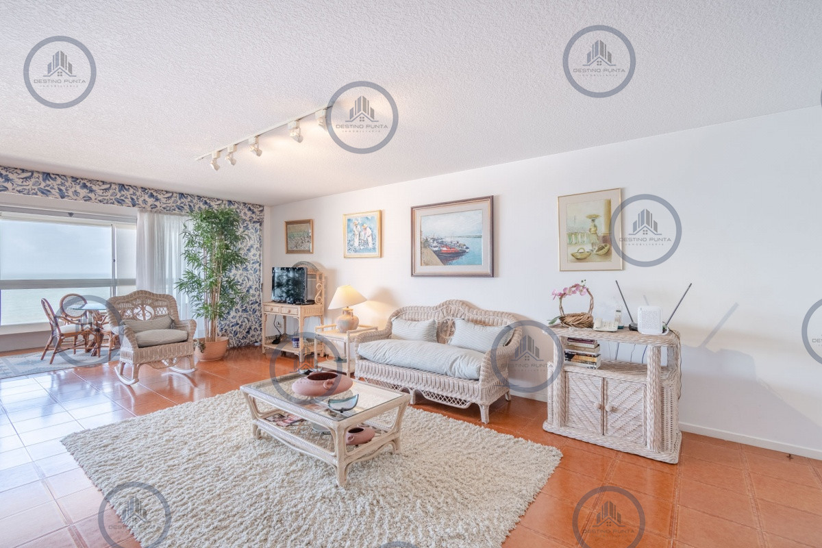 Apartamento ID.71 - Excelente Apartamento de 3 Dormitorios y Dependencia de Servicio Frente al Mar - Playa Brava