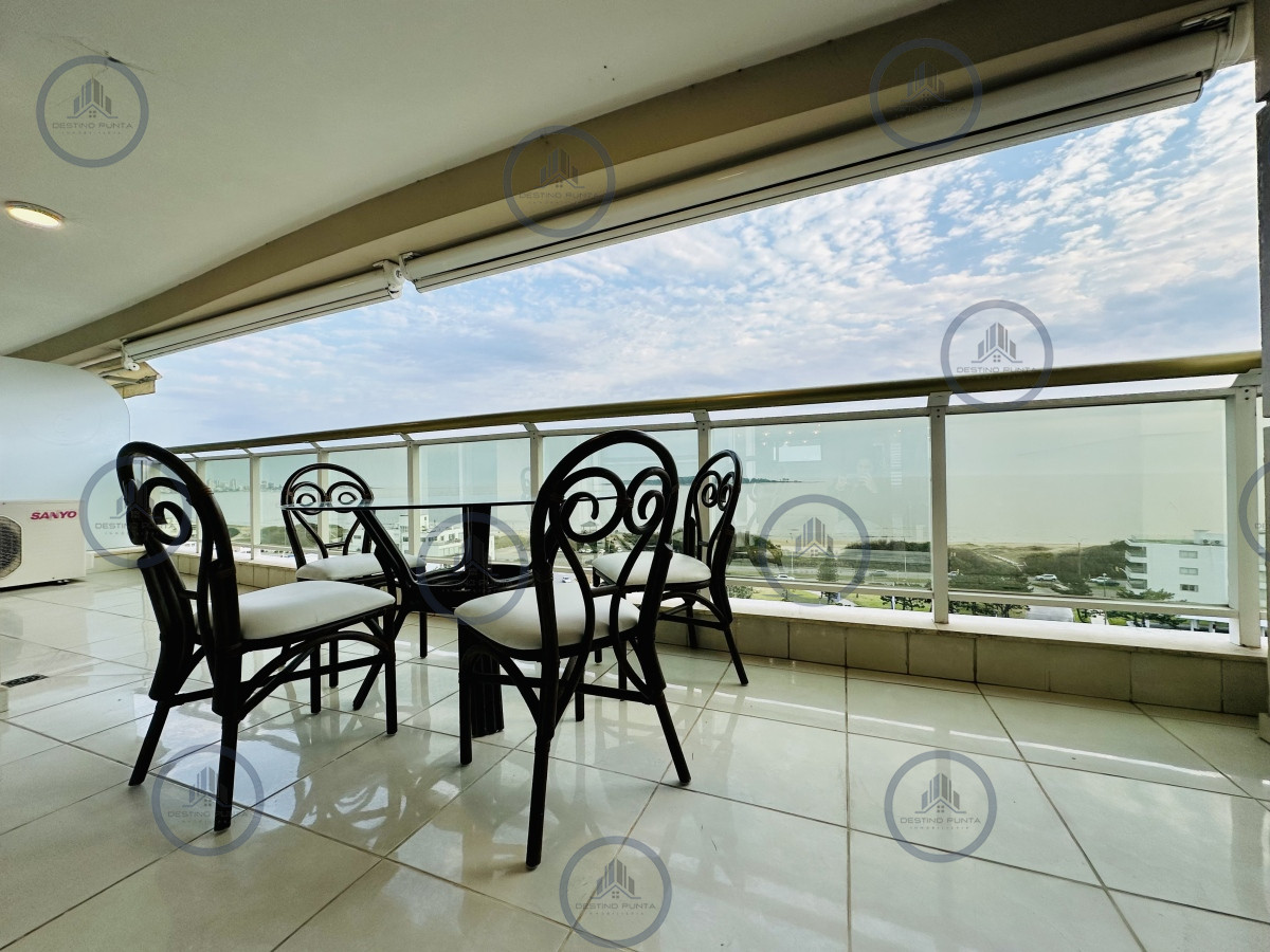 Alquiler temporal de excelente apartamento de 3 dormitorios en edificio Le Jardin, Playa Mansa — fotografía 2