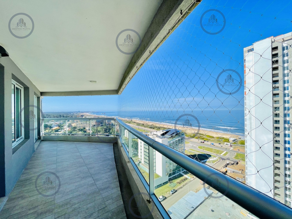 Apartamento ID.165 - Apartamento con Vista al Mar de 3 Dormitorios y Dependencia + Parrillero en Playa Brava, Punta del Este 
