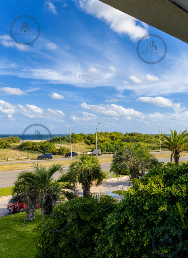 Apartamento ID.3030 - Venta de Apartamento de 3 Dormitorios sobre Primera Fila de Playa Brava, Punta del Este