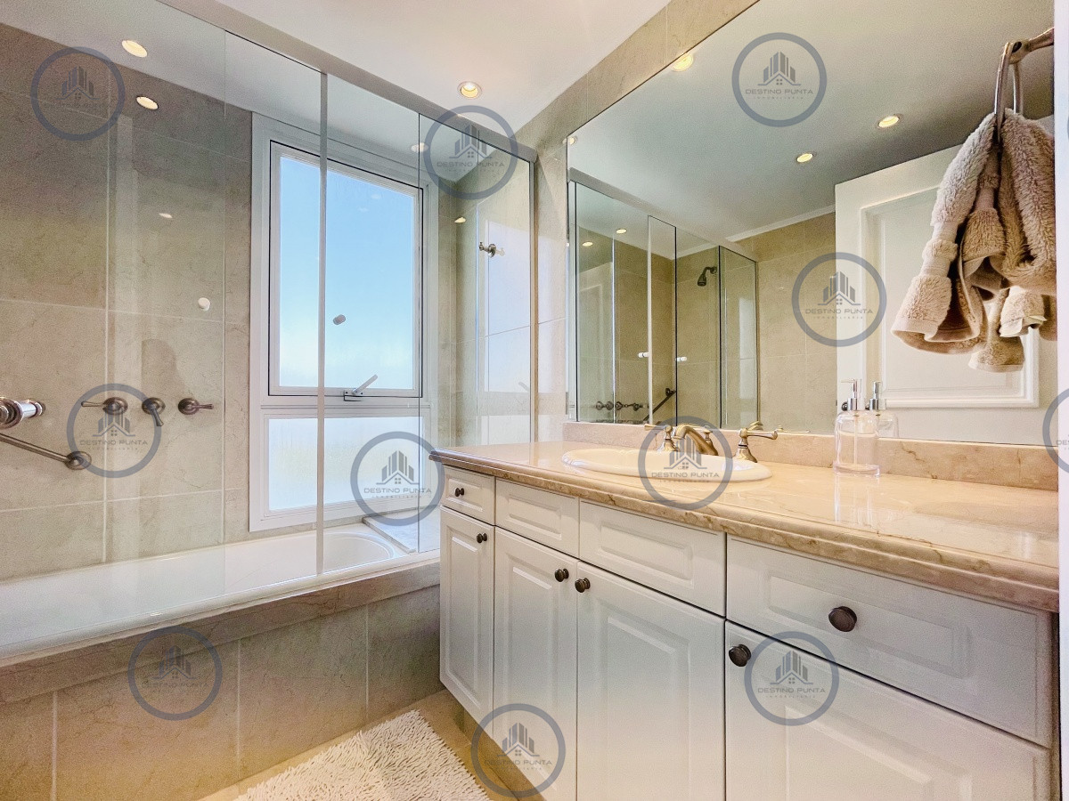 Apartamento ID.1059 - Venta de Excelente apartamento en alquiler temporario de tres dormitorios más dependencia de servicio, Playa Mansa, Punta del Este
