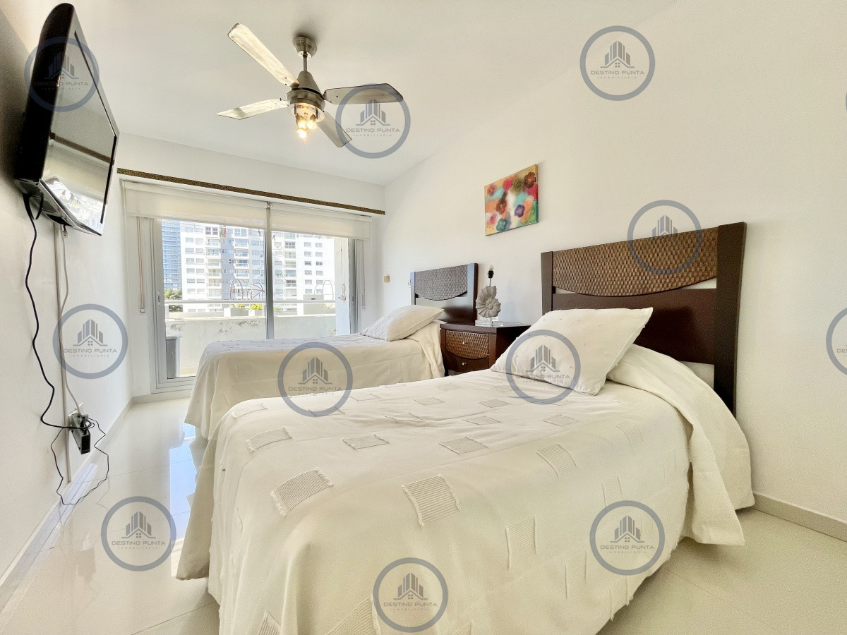 Apartamento ID.217 - Apartamento de 2 Dormitorios y Servicio a metros del mar, Playa Mansa Punta del Este