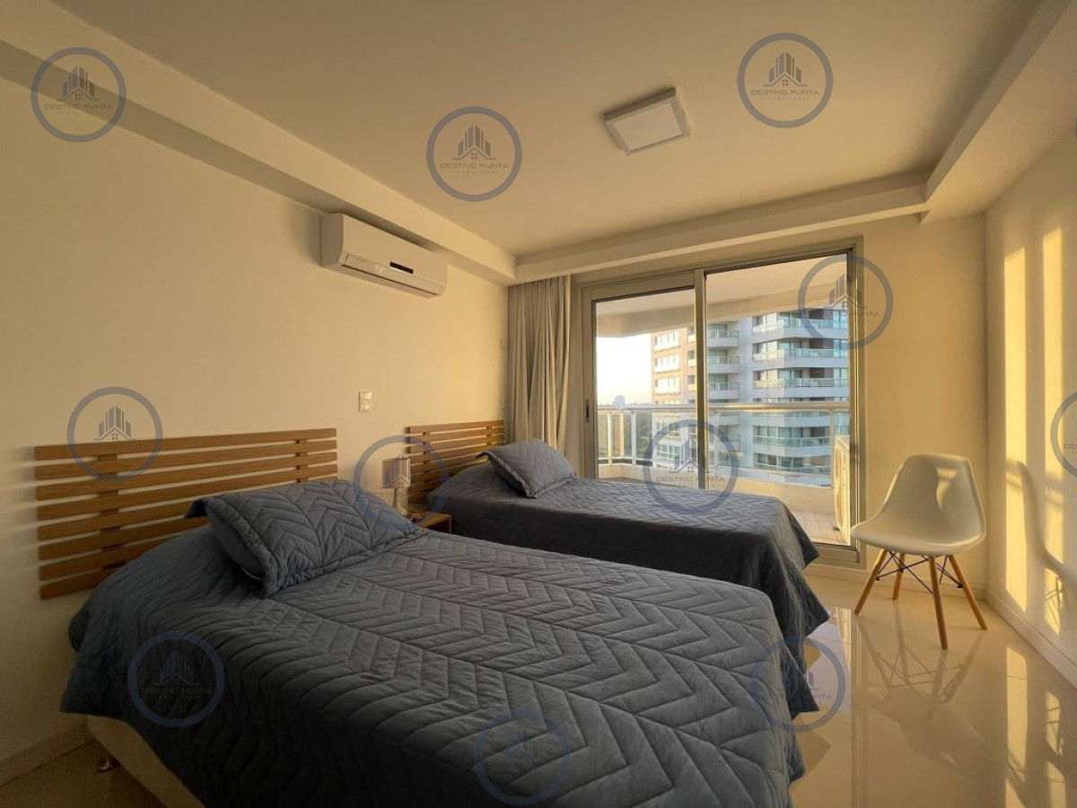 Apartamento ID.173 - Apartamento piso alto de 2 dormitorios en suite más dependencia de servicio y parrillero, Playa Brava