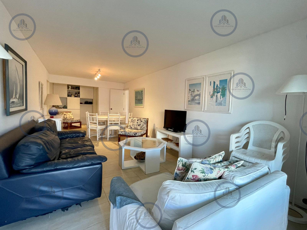 Apartamento de 3 Dormitorios Frente a Playa Mansa - Punta del Este — fotografía 1