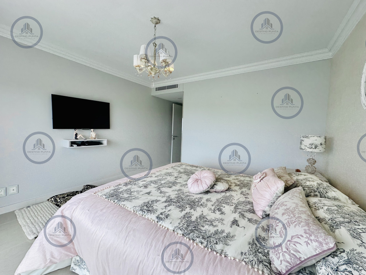 Apartamento ID.2300 - Lujoso Penthouse de 4 Dormitorios con Vista al Mar sobre Playa Mansa, Punta del Este