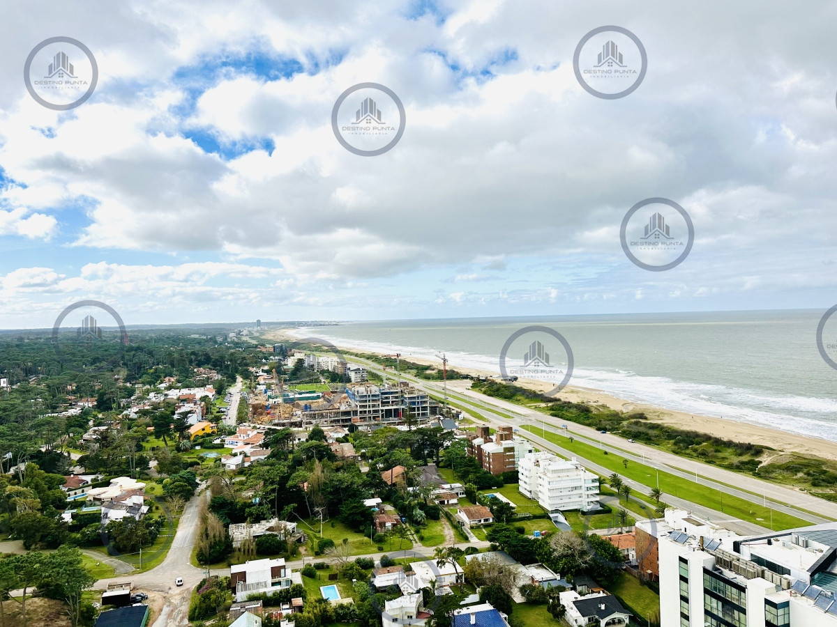 Apartamento ID.171 - Moderno Penthouse con Vista al Mar, en Playa Brava, 3 Dormitorios con Parrillero y Dependencia de servicio