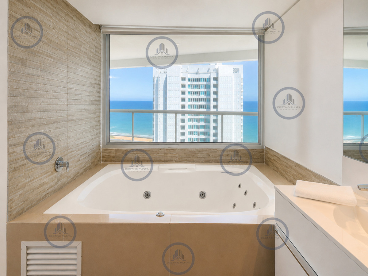 Apartamento ID.150 - Espectacular Penthouse Duplex con 4 Dormitorios + Dependencia y Terraza con Parrillero, en torre premium de Playa Brava, Punta del Este