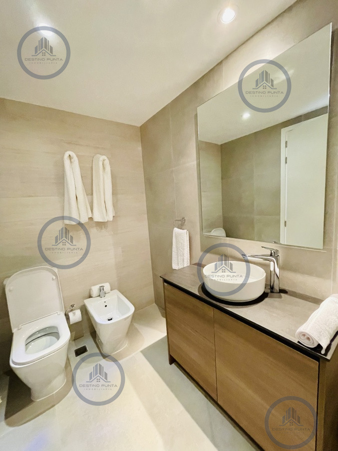Apartamento ID.1122 - Venta y Alquiler Anual Moderno Apartamento de 2 Dormitorios en Torre Venetian sobre Playa Mansa