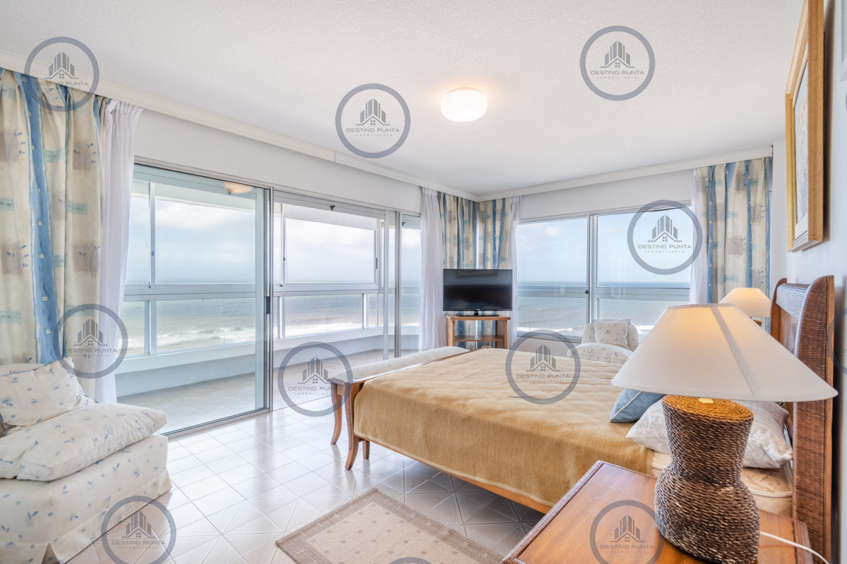 Apartamento ID.71 - Excelente Apartamento de 3 Dormitorios y Dependencia de Servicio Frente al Mar - Playa Brava
