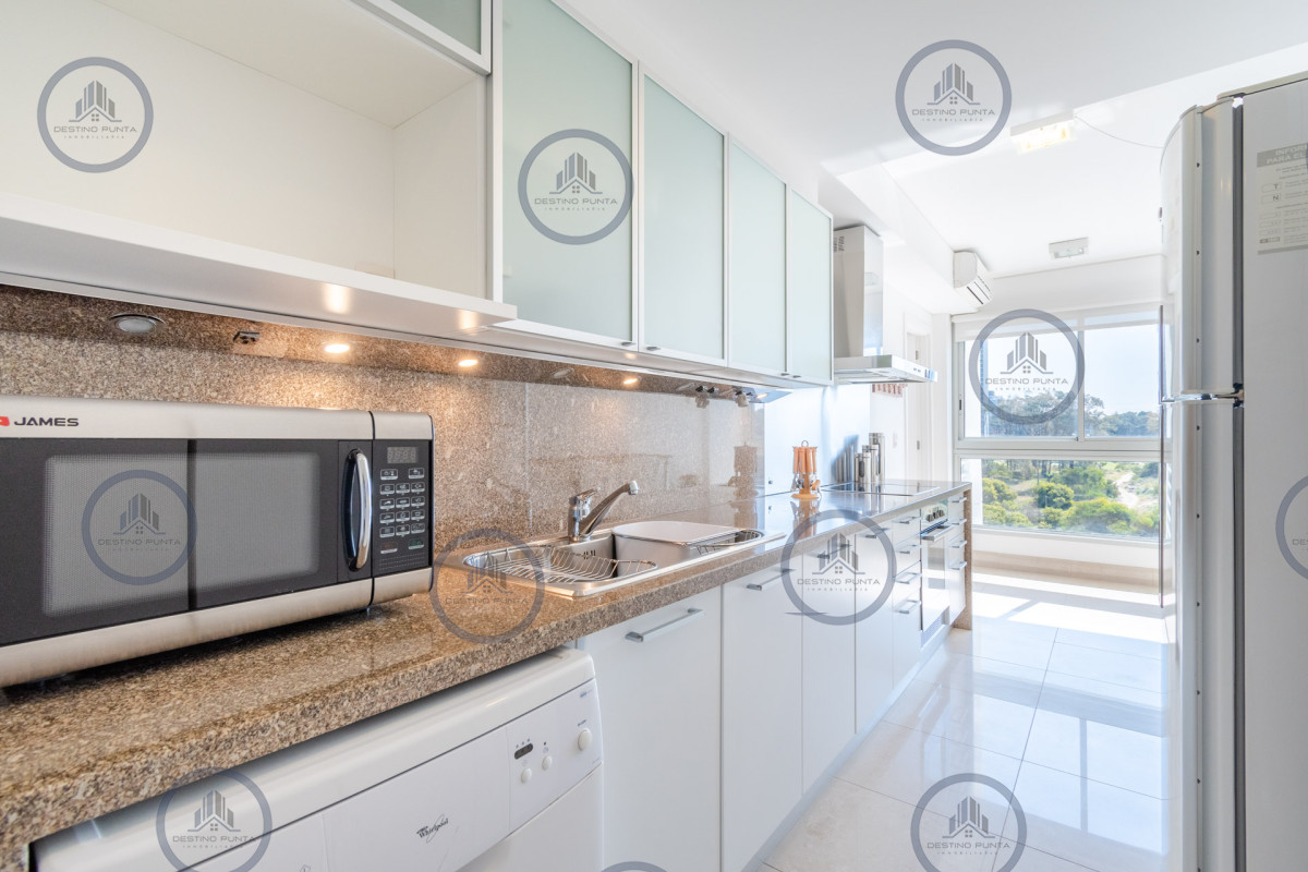 Apartamento ID.53 - Moderno Apartamento sobre playa Brava en torre Le Parc, cuenta con dos dormitorios más dependencia de servicio. Punta del Este