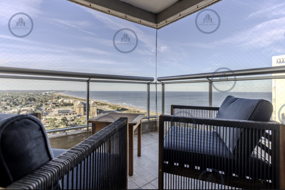 Apartamento ID.171 - Moderno Penthouse con Vista al Mar, en Playa Brava, 3 Dormitorios con Parrillero y Dependencia de servicio