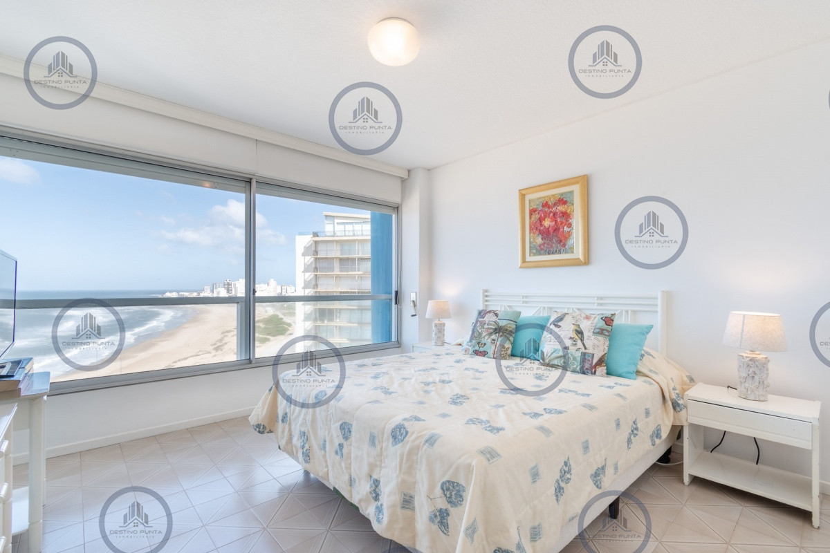 Apartamento ID.71 - Excelente Apartamento de 3 Dormitorios y Dependencia de Servicio Frente al Mar - Playa Brava