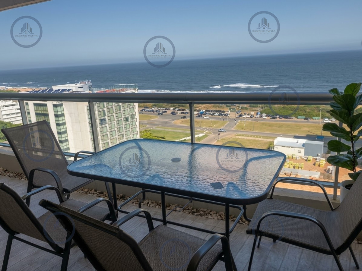 Apartamento moderno piso alto de 2 dormitorios con parrillero de uso exclusivo a pasos de Playa Brava — fotografía 3