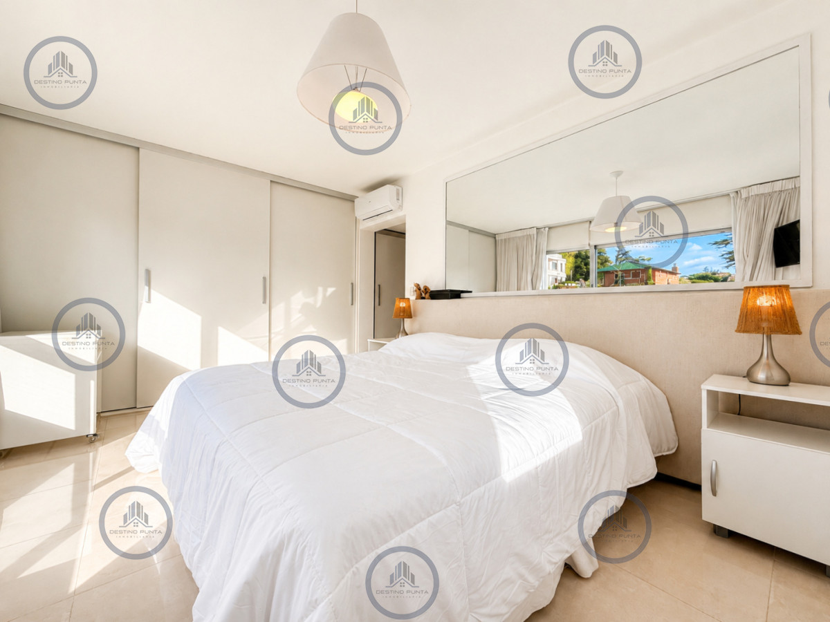Apartamento ID.3030 - Venta de Apartamento de 3 Dormitorios sobre Primera Fila de Playa Brava, Punta del Este