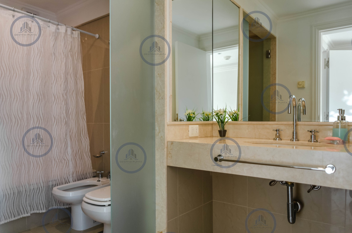 Apartamento ID.236 - Penthouse en venta de 3 dormitorios con parrillero de uso exclusivo, Playa Mansa, Pinares