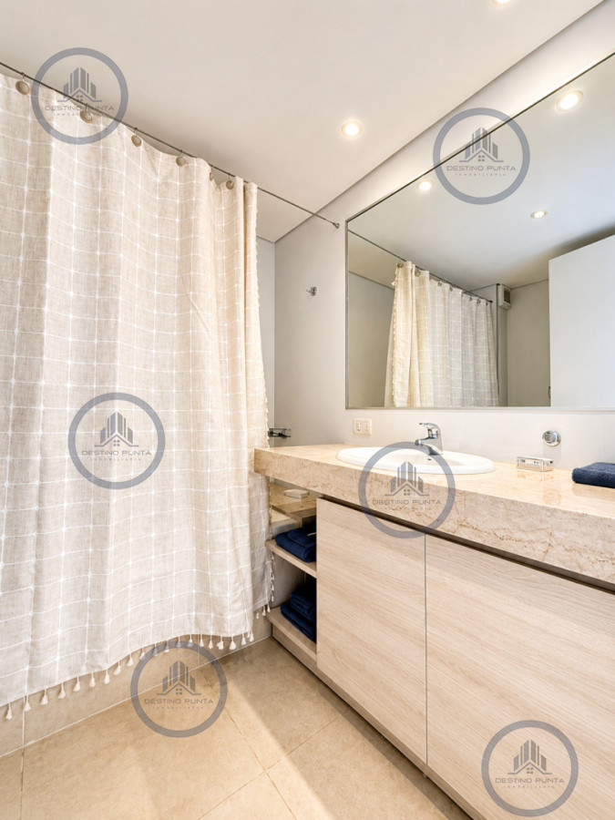Apartamento ID.3030 - Venta de Apartamento de 3 Dormitorios sobre Primera Fila de Playa Brava, Punta del Este