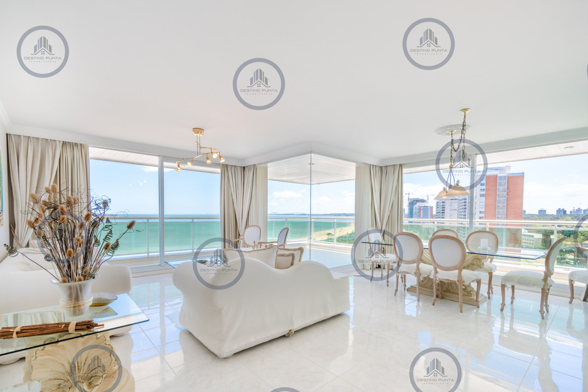 Apartamento ID.77 - Alquiler temporario y venta de espectacular departamento esquinero al frente en edificio icónico frente al Mar, Playa Mansa, Punta del Este 