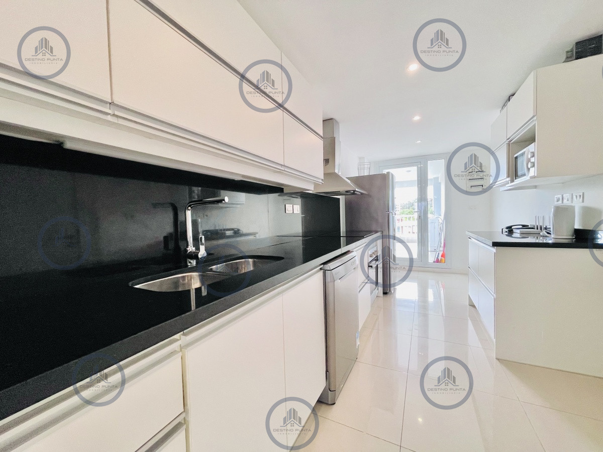 Apartamento ID.304 - Apartamento de 3 Dormitorios y Parrillero Frente al Mar, Playa Mansa