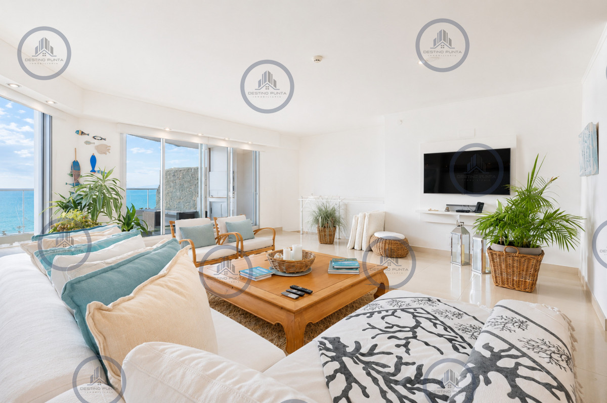 Apartamento ID.2321 - Penthouse Dúplex de 3 Dormitorios y Parrillero en Playa Mansa, Punta del Este