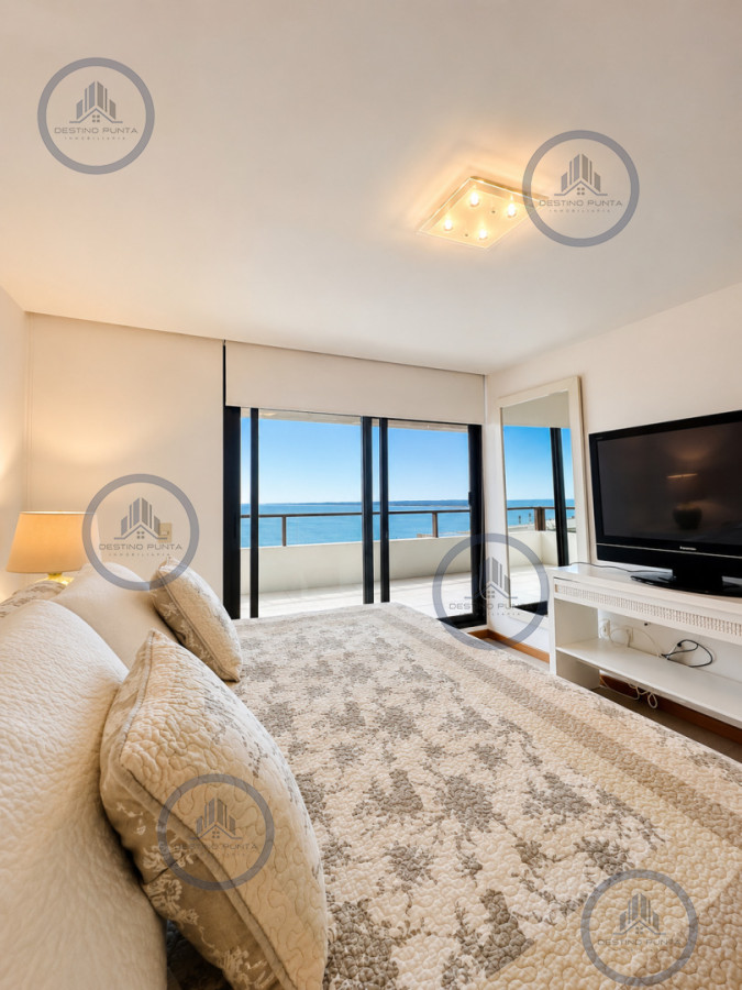 Apartamento ID.2462 - Excelente y amplio departamento duplex en venta de 3 dormitorios mas dependencia con parrillero, Punta Ballena