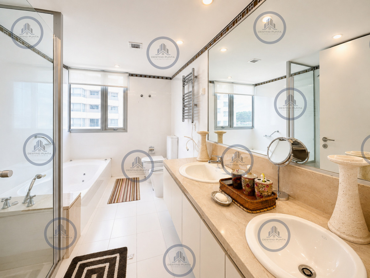 Apartamento ID.272 - Oportunidad en Venta Maravilloso departamento esquinero en Torre Le Parc, Playa Brava, Punta del Este
