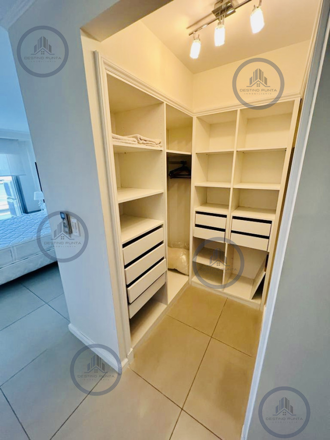 Apartamento ID.994 - Alquiler temporario de apartamento de tres dormitorios en torre de categoría sobre Playa Brava, Punta del Este