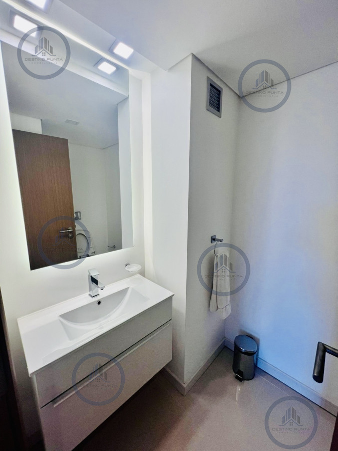 Apartamento ID.441 - Apartamento de 2 Dormitorios + Servicio en Playa Brava