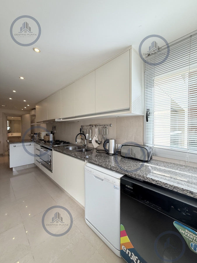 Apartamento ID.3030 - Venta de apartamento de 3 dormitorios sobre primera fila de Playa Brava, Punta del Este