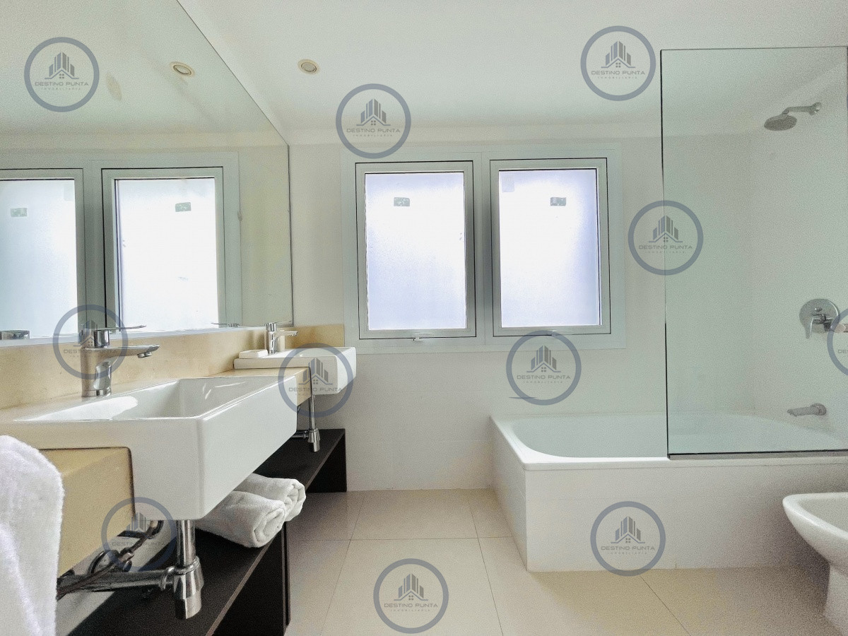 Apartamento ID.304 - Apartamento de 3 Dormitorios y Parrillero Frente al Mar, Playa Mansa