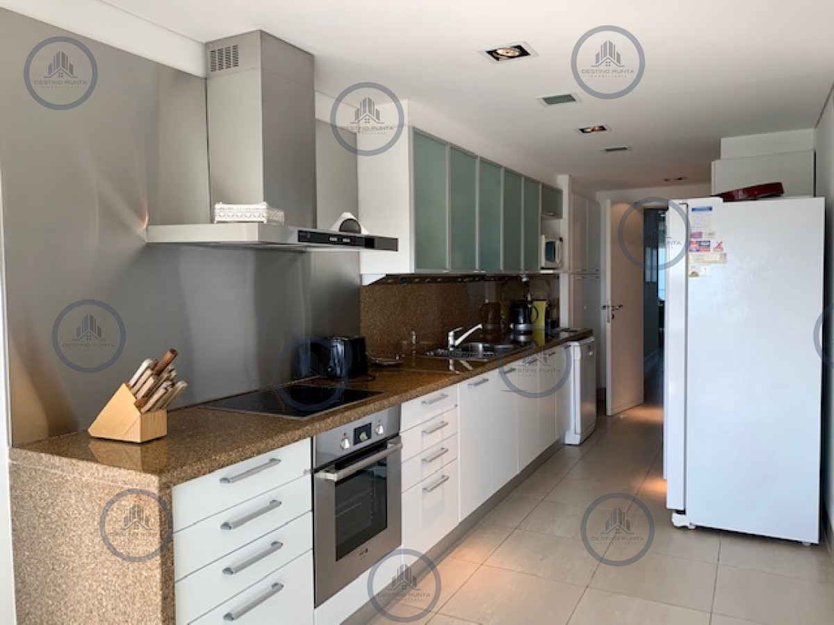 Apartamento ID.25 - Venta y alquiler temporario de apartamento de tres dormitorios mas dependencia de servicio en Playa Brava