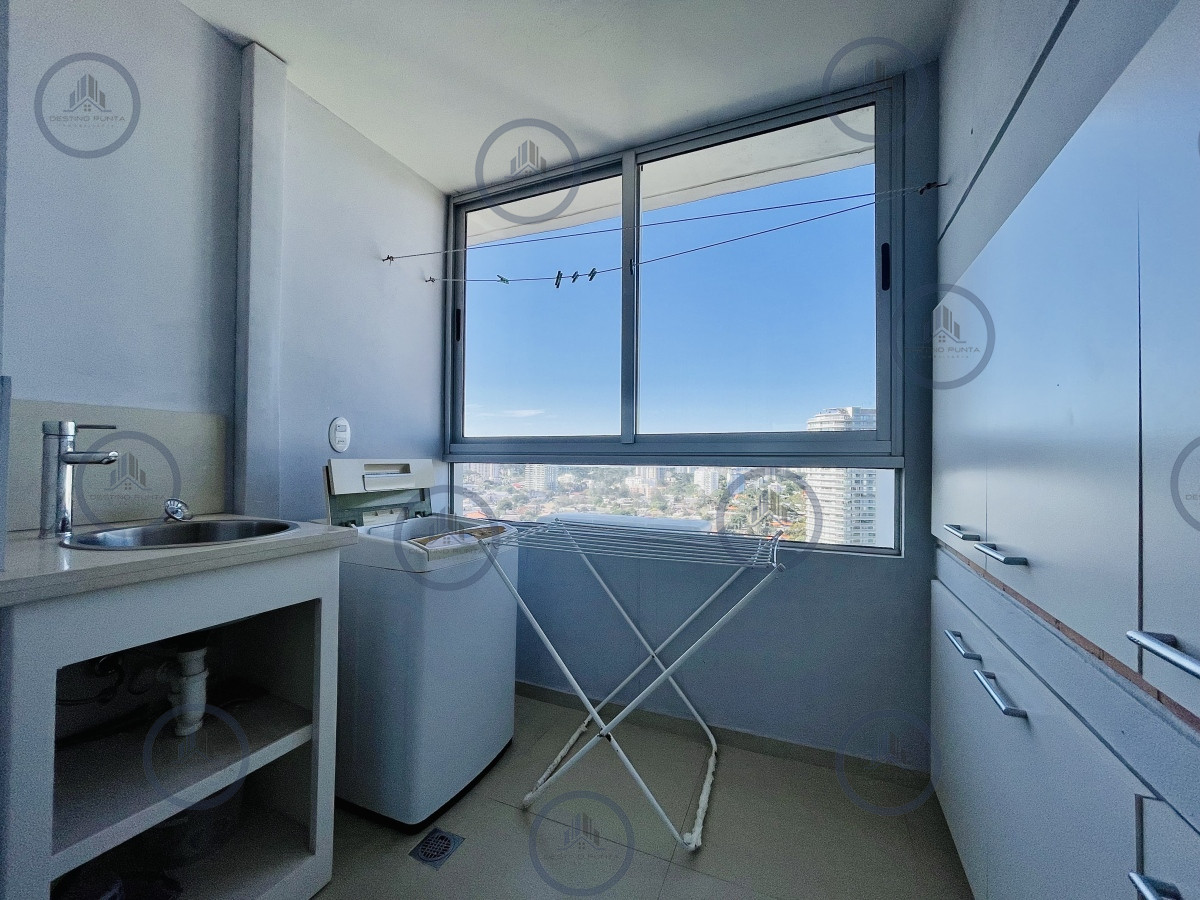 Apartamento ID.986 - Apartamento con Vista al Mar de 2 Dormitorios a Una Cuadra de la Playa, Punta del Este