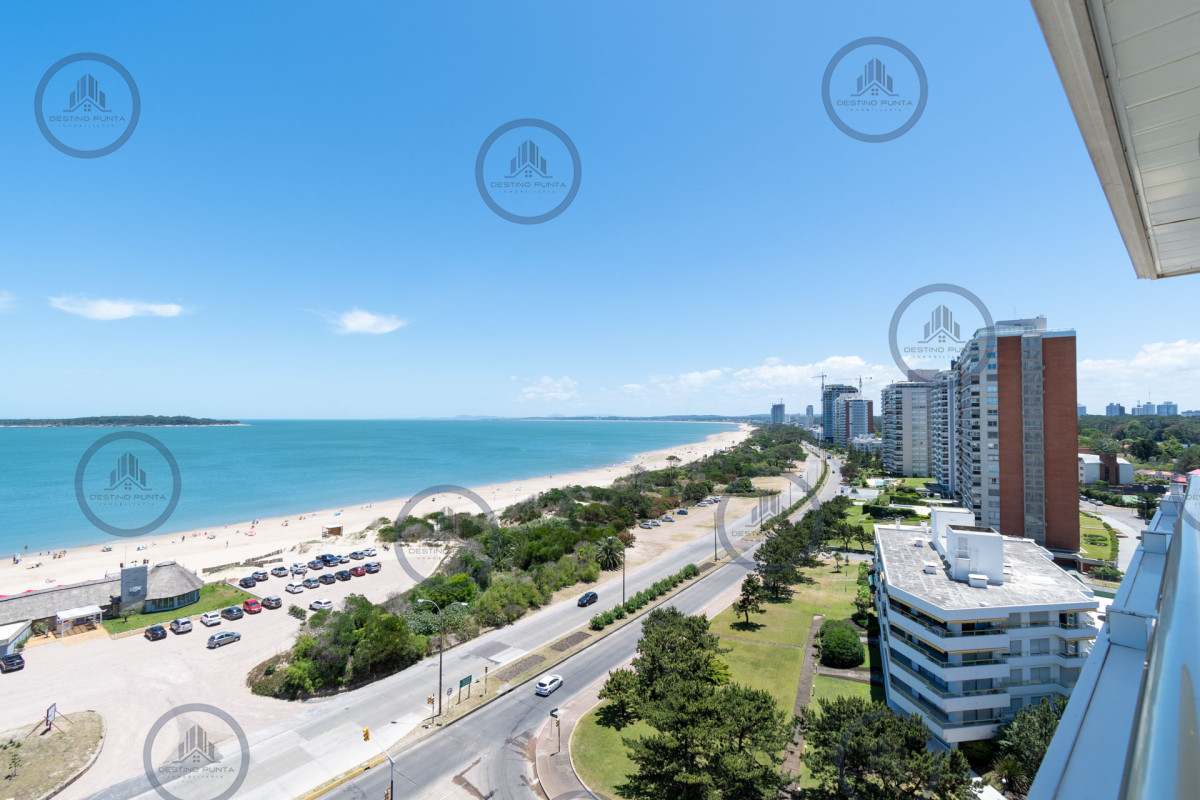 Apartamento ID.77 - Alquiler temporario y venta de espectacular departamento esquinero al frente en edificio icónico frente al Mar, Playa Mansa, Punta del Este 