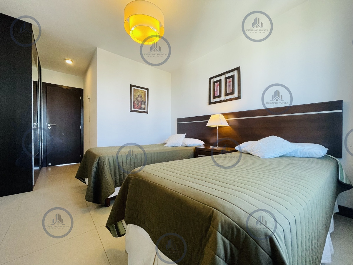 Apartamento ID.986 - Apartamento con Vista al Mar de 2 Dormitorios a Una Cuadra de la Playa, Punta del Este
