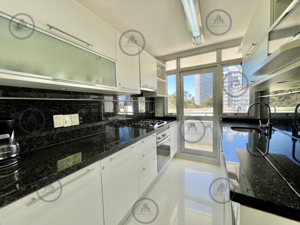 Apartamento ID.217 - Apartamento de 2 Dormitorios y Servicio a metros del mar, Playa Mansa Punta del Este
