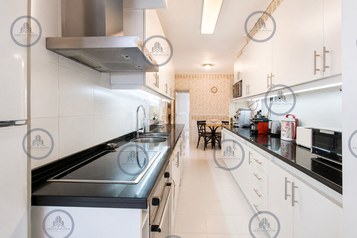 Apartamento ID.1102 - Exclusivo Apartamento Frente al Mar en Playa Brava, 3 Dormitorios y Dependencia