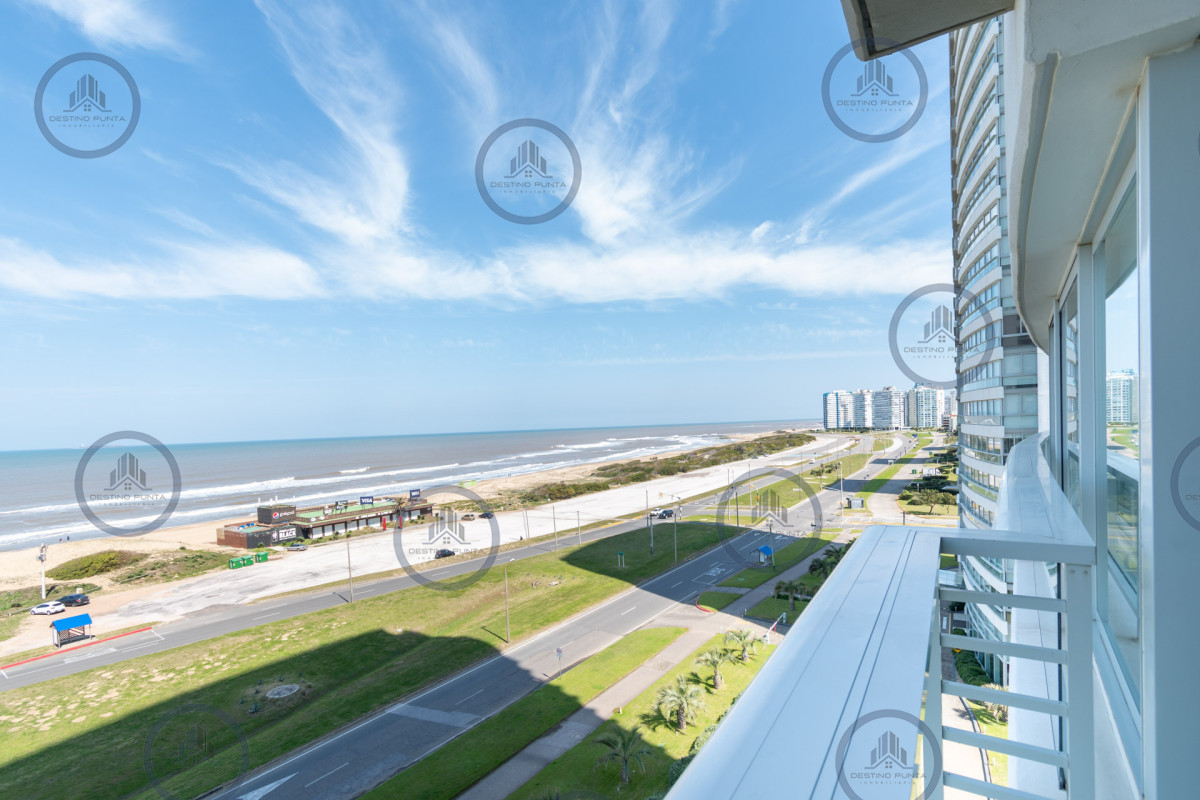 Apartamento ID.53 - Moderno Apartamento sobre playa Brava en torre Le Parc, cuenta con dos dormitorios más dependencia de servicio. Punta del Este