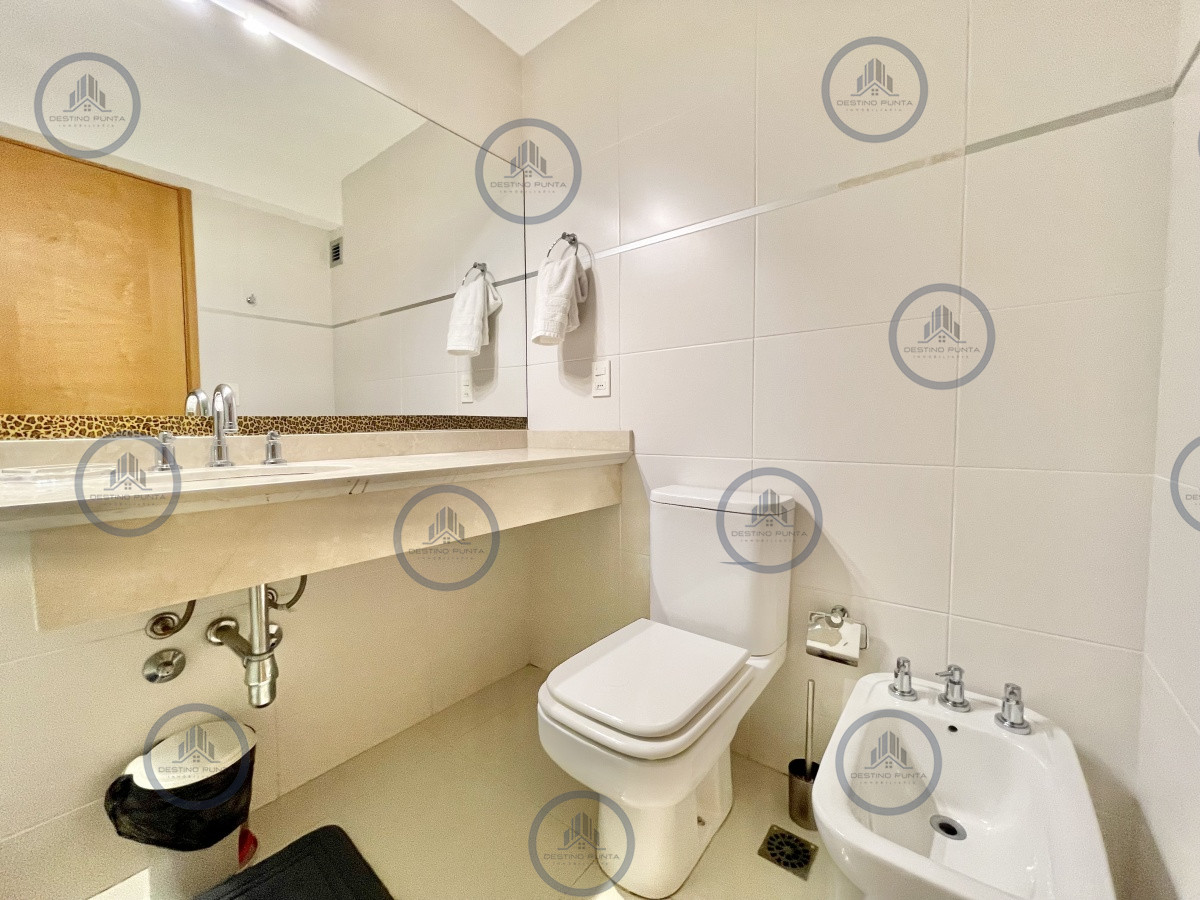 Apartamento ID.217 - Apartamento de 2 Dormitorios y Servicio a metros del mar, Playa Mansa Punta del Este