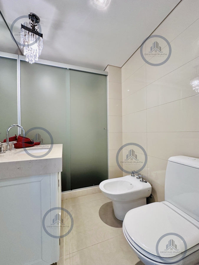 Apartamento ID.2300 - Lujoso Penthouse de 4 Dormitorios con Vista al Mar sobre Playa Mansa, Punta del Este