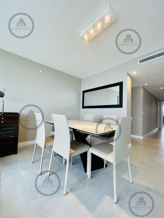 Apartamento ID.1122 - Venta y Alquiler Anual Moderno Apartamento de 2 Dormitorios en Torre Venetian sobre Playa Mansa