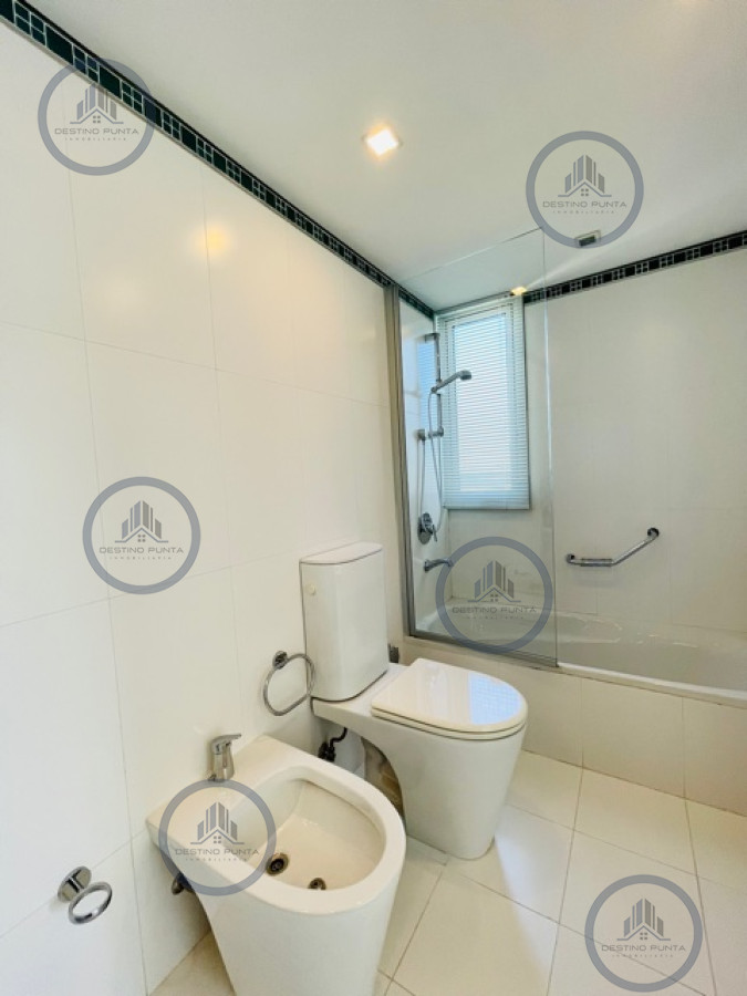 Apartamento ID.46 - Venta de apartamento premiun de tres dormitorios más dependencia en torre de categoría sobre playa Brava, Punta del Este
