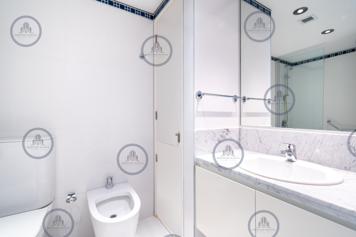 Apartamento ID.53 - Moderno Apartamento sobre playa Brava en torre Le Parc, cuenta con dos dormitorios más dependencia de servicio. Punta del Este