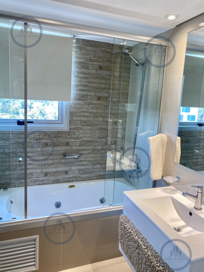 Apartamento ID.2307 - Venta Excelente Apartamento de 2 Dormitorios + Servicio en Brava con Vista al Mar