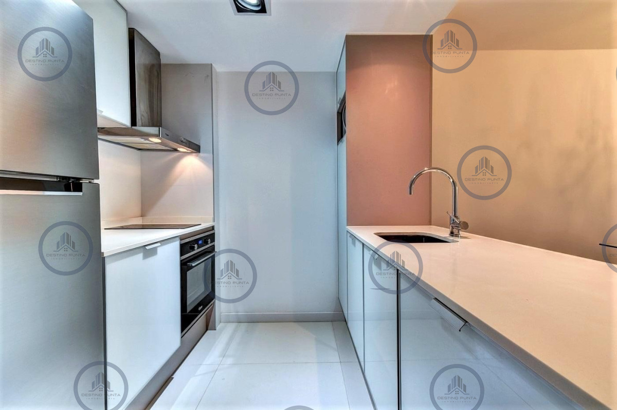 Apartamento ID.1626 - Alquiler temporario de apartamento de dos dormitorios con dos baños a pasos de la Playa y centro comercial, Punta del Este